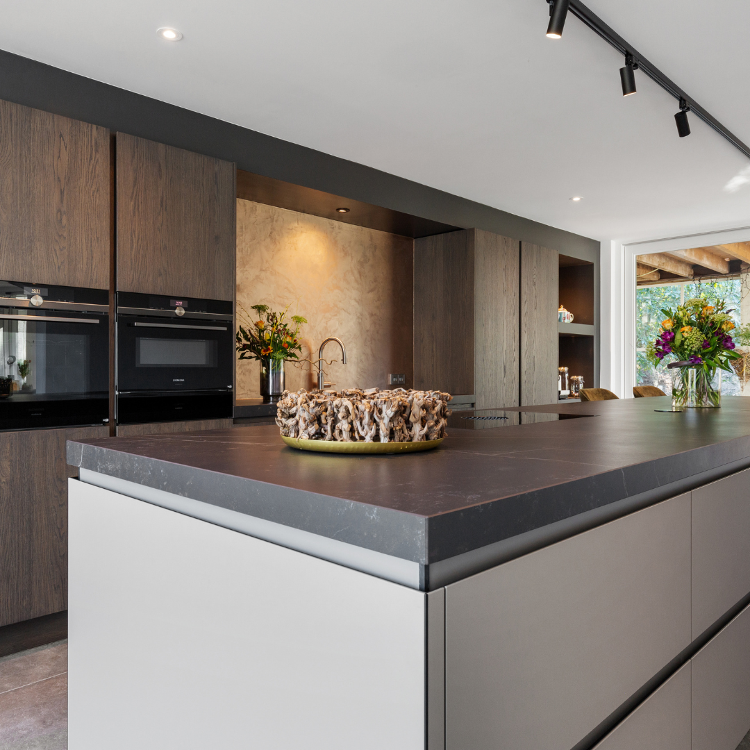 Witte keuken met zwart blad